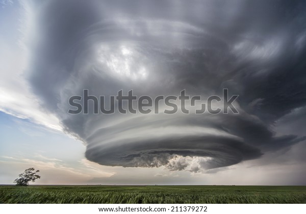 Amazing\
supercell thunderstorm over the Great\
Plains