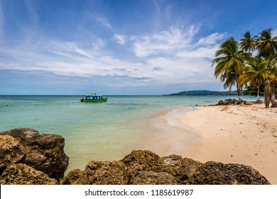 Amazing Tropical Beach In Caribe, Boat With Tourists, Palm Trees, White Sand Beach - Trinidad And Tobago