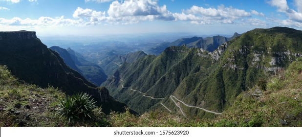 Amazing View Of The Serra Do Rio Do Rastro Road And The Mountains Of Serra Catarinense From The Lookout, With Blue Sky And Clouds. Lauro Müller, Santa Catarina, Brazil