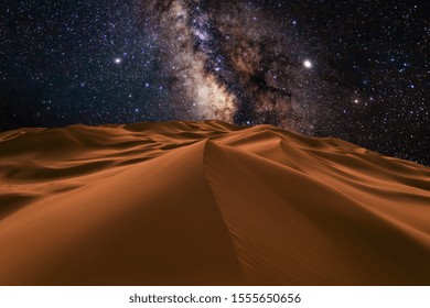 Erstaunliche Aussicht auf die Sahara-Wüste unter dem nächtlichen Sternenhimmel – Stockfoto