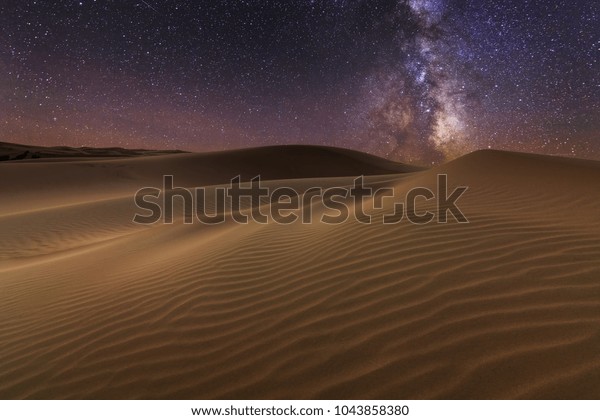 夜の星空の下のサハラ砂漠の驚くべき景色 の写真素材 今すぐ編集