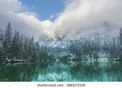 Erstaunliche Winterlandschaft mit schneebedeckten Bergen und klaren Gewässern des Grünen Sees (Gruner see), berühmtes Reiseziel in der Steiermark, Österreich