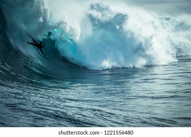 Amazing Wipeout On A Huge Wave