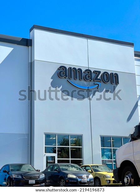 Amazon\
logo and Smile symbol at their corporate office building with cars\
near the entrance. Everett, WA, USA - August\
2022