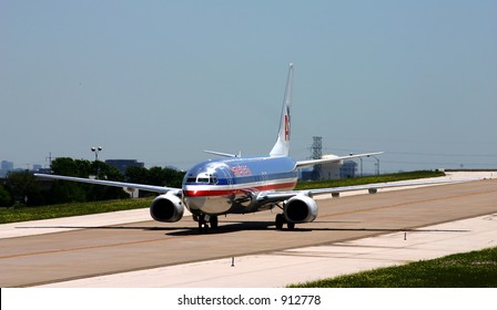 An American Airline 737 on a Taxiway at DFW airport in Texas