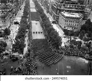 American army marches on the Champ Elysees, August 29, 1944. Parade celebrating the liberation of Paris from Nazi German occupation.