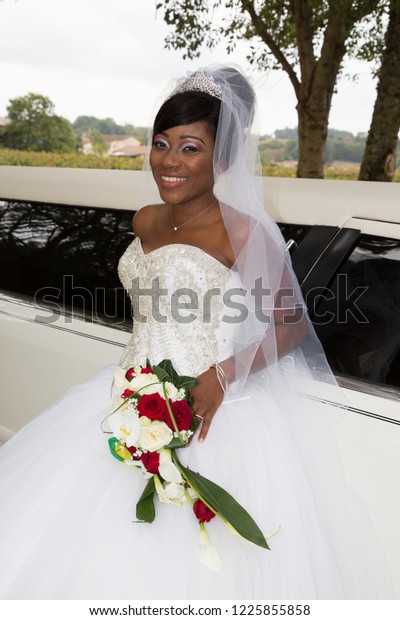 american black bride with limousine wedding\
car background