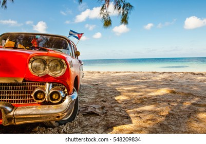 camión clásico americano en la playa Cayo Jutias, Provincia Pinar del Río, Cuba