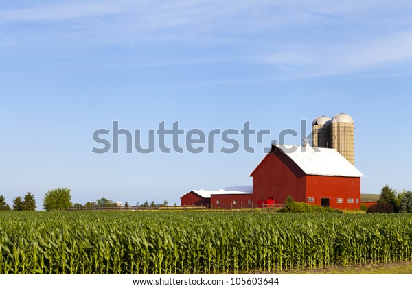 青い空を持つアメリカの田舎の農場 の写真素材 今すぐ編集