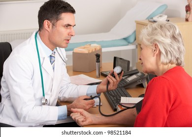 Amerikanische Ärztin, die den Blutdruck einer älteren Frau einnimmt