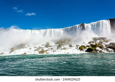 Die amerikanischen Wasserfälle, die zweitgrößten der drei Wasserfälle, die zusammen als Niagara-Fälle auf dem Niagara-Fluss entlang der Kanada-U.S. Grenze.