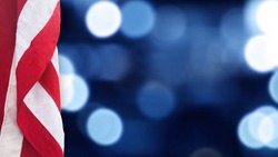 Amerikanische Flagge Mit Blauem Bokeh-Licht-Hintergrund Für Feiertage In Den Vereinigten Staaten