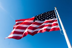 Amerikansk Flagga Vinka I Blå Himmel