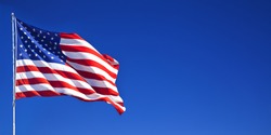 Amerikansk Flagga Vinkar I Blå Himmel
