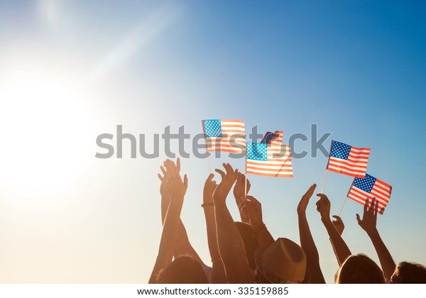 アメリカの国旗 アメリカの愛国者 コンサートのファン 人々はアメリカの国旗を振った ファンはアイドルに会う の写真素材 今すぐ編集