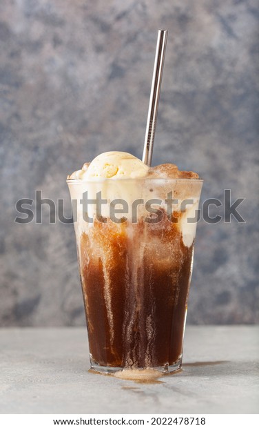 american ice cream float with\
cola