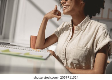  American Lady Learning And Communicating In Sign Language Online In The Office