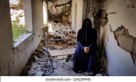 Amira stands amid the destruction of her home in the city of Taiz south of Yemen.
Yemen / Taiz City.
2018-11-02