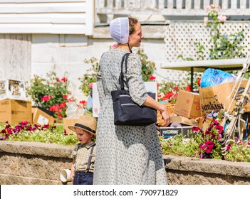 AMISH PENNSYLVANIA, USA - SEPTEMBER 16, 2017: Woman With Child In Amish Country In Pennsylvania, USA