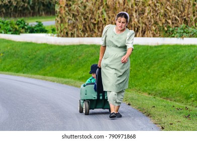 AMISH PENNSYLVANIA, USA - SEPTEMBER 16, 2017: Mother With Her Child On The Road In Amish Country In Pennsylvania, USA