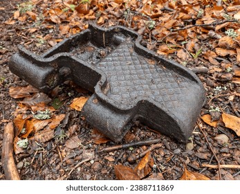 Entre las hojas marrones caídas se encuentra un trozo de vía metálica -una reliquia de un vehículo blindado autopropulsado de la Segunda Guerra Mundial. Esta yuxtaposición evoca un conmovedor recordatorio de la historia