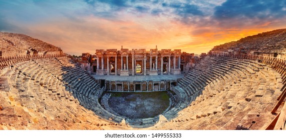 Anfiteatro en la antigua ciudad de Hierapolis. Dramático cielo atardecer. Monumento al Patrimonio Cultural de la Unesco. Pamukkale, Turquía