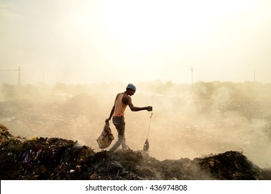 AMRAVATI, MAHARASHTRA, INDIA - APRIL 09, 2014: Unidentified Rag Pickers Search For Recyclable Material In The Garbage. Land And Air Pollution In India On April 09, 2014, Amravati, India.