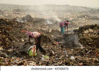 AMRAVATI, MAHARASHTRA, INDIA - APRIL 09, 2014: Unidentified Rag Pickers Search For Recyclable Material In The Garbage. Land And Air Pollution In India On April 09, 2014, Amravati, India.