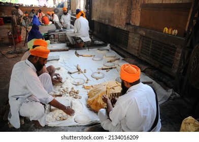 Amritsar, Punjab, India-Sep 13 2009: Sikh Man And Indian Woman Prepare Chapati - Traditional Indian Bread At The Golden Temple (sri Harmandir Sahib)