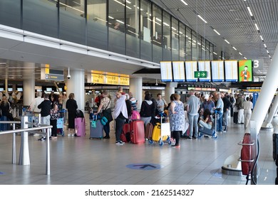 AMSTERDAM, NIEDERLANDE - 31. MAI 2022: Reisende warten auf lange Wartezeiten beim Check-in am Flughafen Schiphol in Amsterdam, einem der belebtesten Flughäfen der Welt mit mehr als 63 Millionen Passagieren pro Jahr