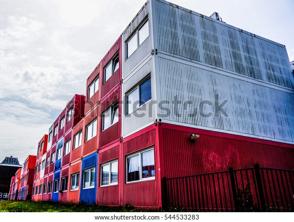 amsterdam-shipping-container-living-600w