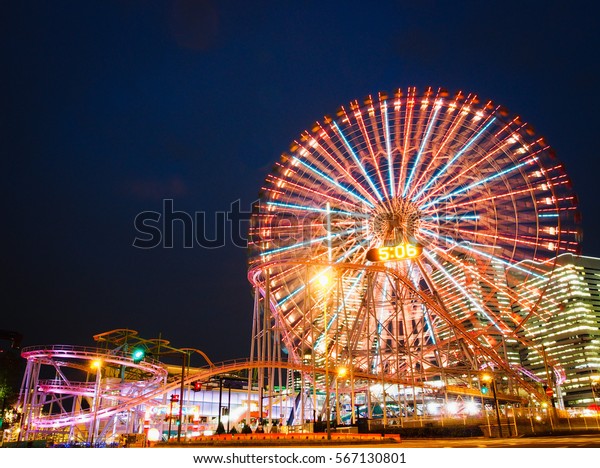 夜の遊園地 観覧車とジェットコースター の写真素材 今すぐ編集