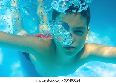 Свиминг пул перевод. Bubbles Underwater девочка. Boys Swim Pool. Boy in swimming Pool. Bubble show in swimming Pool.