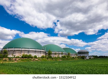 Anaerobe Verdauungsapparate oder Biogasanlagen, die Biogas aus landwirtschaftlichen Abfällen in Deutschland herstellen. Modernes Konzept der Biokraftstoffindustrie
