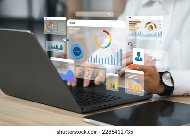 Un analista utiliza una computadora y un tablero para el análisis de negocios de datos y el Sistema de Gestión de Datos con KPI y métricas conectados a la base de datos para finanzas tecnológicas, operaciones, ventas, marketing 