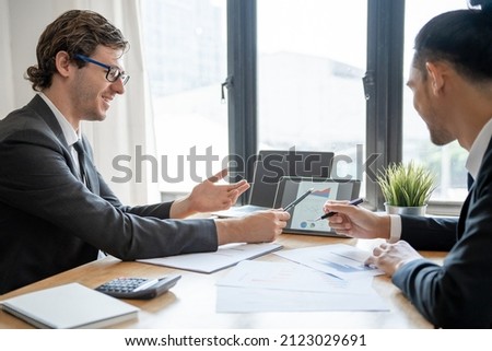 Analysts or financial advisors provide advice on securities analysis and bank treasury. A businessman presents a documented investment plan through graphs and charts. Brainstorm and work together
