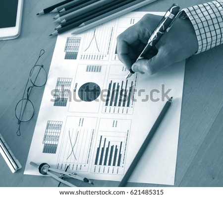 analyzing market graphs  