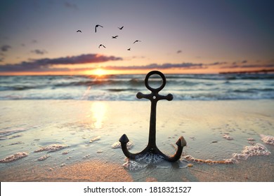 Anker am Strand mit Sonnenuntergang