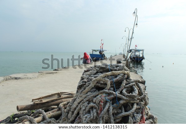 anchor rope on the dock\
delegan gresik