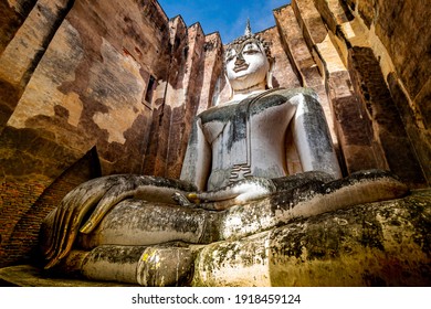 Ancient Buddha Statue Wat Si Chum (temple) In Sukhothai Historical Park Sukhothai, Thailand.