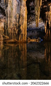 Alte Höhle im Norden Sardiniens mit Binnensee, Spiegelungen, Stalagmiten und Stalagmiten