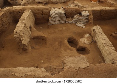 Çatalhöyük Ancient City (the World’s First City) And Archaeological Excavations