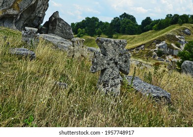 Ancient Kozak Cemetery With Tombs And Stone Crosses Of Unknown Warrior Heroes Of Bohdan Khmelnytsky Rebellion. Traditional Coquina Stone Tombs And Crosses With Carved Dates