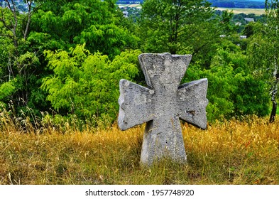 Ancient Kozak Cemetery With Tombs And Stone Crosses Of Unknown Warrior Heroes Of Bohdan Khmelnytsky Rebellion. Traditional Coquina Stone Tombs And Crosses With Carved Dates