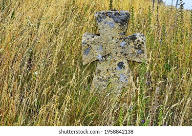 Ancient Kozak Cemetery With Tombs And Stone Crosses Of Unknown Warrior Heroes Of Bohdan Khmelnytsky Rebellion. Traditional Coquina Stone Tombs And Crosses With Carved Dates