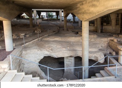 Ruinas antiguas de la época de Jesús en la Basílica de la Anunciación en Nazaret, Israel