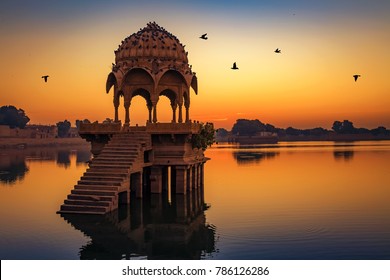 Gamle tempelruiner ved Gadi Sagarsøen Jaipur Rajasthan ved solopgang
