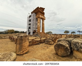 Ein alter Tempel im Bau