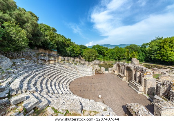 アルバニア南部のブトリント遺跡の古代劇場 の写真素材 今すぐ編集