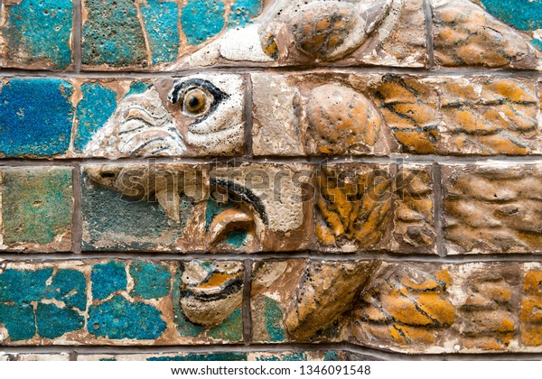 獅子の接写の古代の壁の浮き彫り バビロニアン イシュタール門の詳細 古代アッシリア文明とシュメール文明の文化の遺跡 メソポタミアの芸術 の写真素材 今すぐ編集